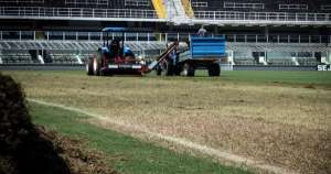 Com término da temporada, Vila Belmiro passa por reforma no gramado