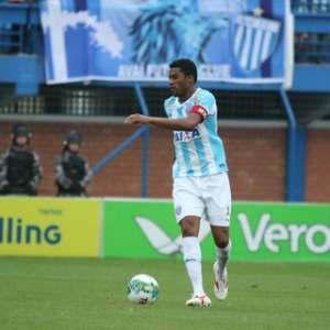 Sem aval do treinador, Santos desiste de Betão, que pertence ao Avaí