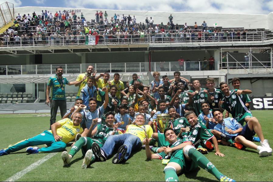 Equipe sub-13 do Palmeiras após o título da categoria (Foto: Rodrigo Corsi/FPF/Powered by Canon)