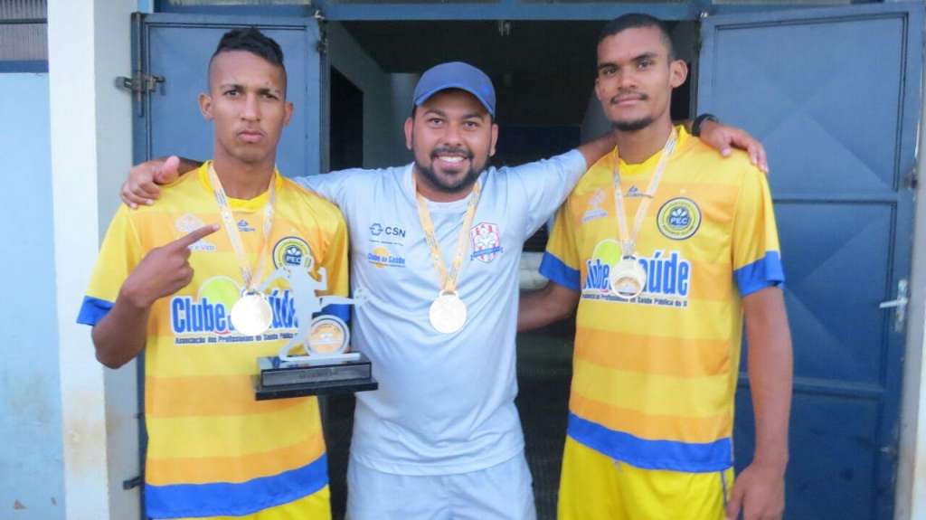 Segurando o prêmio, Rafael Parreira, artilheiro do Paranoá