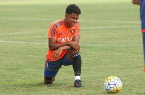 Corinthians 'acerta' com Rithely, mas desiste da negociação após conversa com Sport