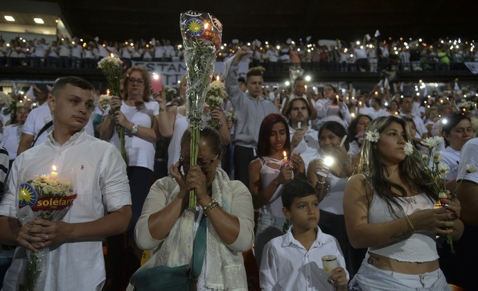 Os colombiano lotaram o estádio em Medellín no dia da primeira partida da final para homenagear a Chape