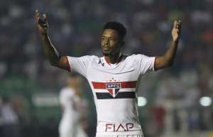 Michel Bastos fala em tom de despedida do São Paulo, mas não indica futuro