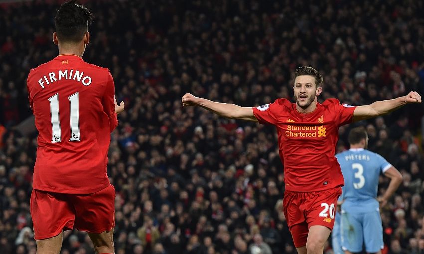Firmino comemora gol do Liverpool com Lallana