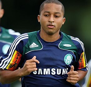 Ex-atacante de Palmeiras e Fluminense é confirmado como reforço do Atlético-GO