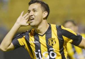 Meia do Guaraní, do Paraguai, é oferecido ao presidente do Santos