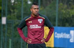 A caminho do Porto, Kelvin se despede do São Paulo, agradece e diz: 'Até logo'