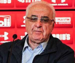 Diretor do São Paulo diz esperar a chegada de no máximo mais dois reforços