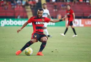 Palmeiras tenta fechar contratação de lateral do Sport indicado por Eduardo Baptista