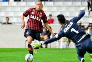 Sidcley, do Atlético-PR, é a preferência da Ponte para a esquerda