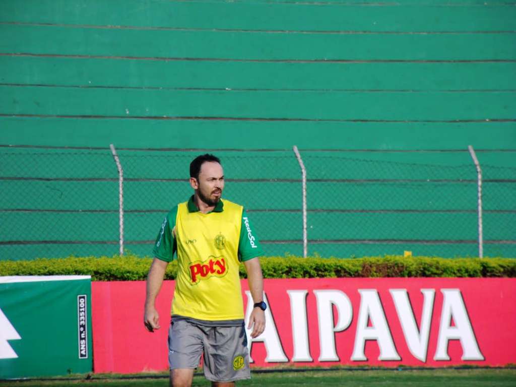 O técnico Moisés Egert vai ter mais jogos-treino antes da estreia no Paulistão