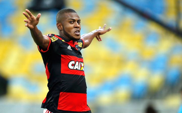 Flamengo tenta incluir dívida com Atlético-PR em negociação de atacante com Inter