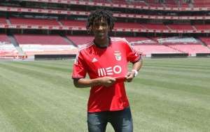 Pensando em voltar para o Brasil, ex-Botafogo tenta encerrar vínculo com São Paulo