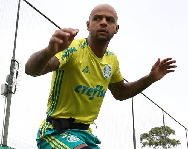 Felipe Melo treina com os demais jogadores do Palmeiras