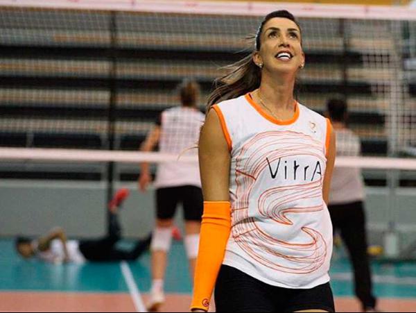 Thaisa joga atualmente no Eczacibasi Vitra, da Turquia 