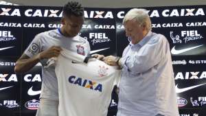 No Corinthians, Jô manda recado para Drogba: 'Ninguém joga só com o nome'