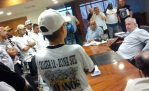 Organizada cobra presidente do Corinthians em reunião no Parque São Jorge