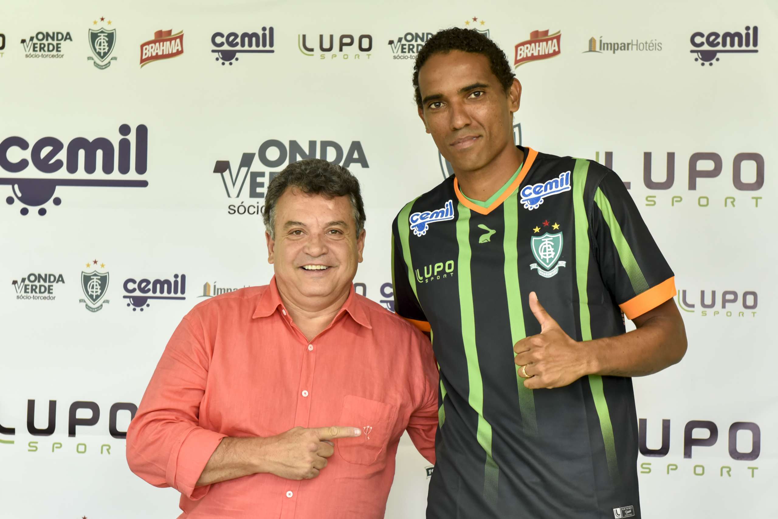 Mineiro: América apresenta zagueiro Rafael Lima, ex-Chape, e lateral Pará