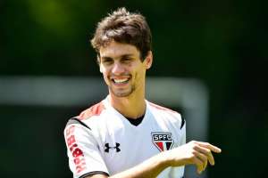 Paulistão: Rodrigo Caio celebra começo de ano com título e convocação