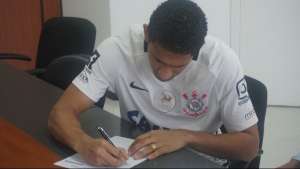 Pablo assina por 1 ano e recebe conselhos de Malcom em sua chegada ao Corinthians