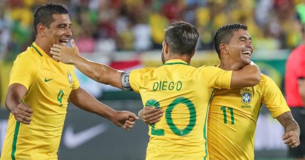 Brasileiros comemoram o gol solitário dentro do Engenhão