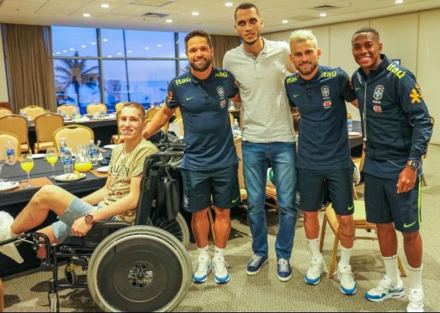 Zagueiro Neto e goleiro Folmann entre Diego, Robinho e Lucas Lima