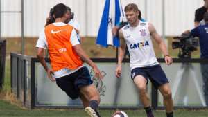 Paulistão: Carille comanda treino tático e ensaia time corintiano para amistoso
