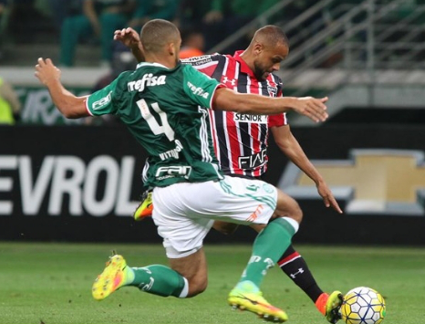 O lateral-esquerdo Carlinhos não está nos planos do São Paulo e deve atuar pelo Internacional