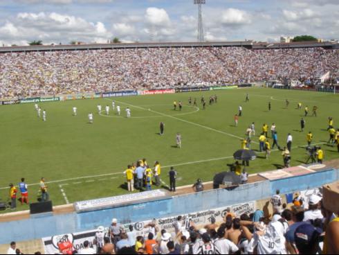 Abandonado pela torcida, o Teixeirão já foi palco de grandes jogos