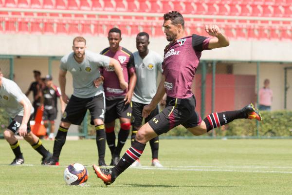 Com formação ofensiva, São Paulo goleia em amistoso preparatório 