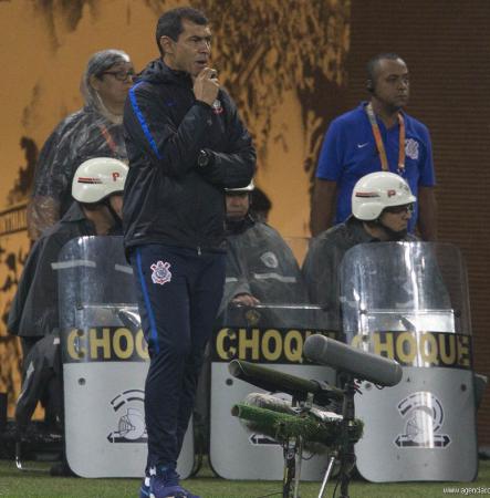 Fábio Carille bem protegido para este Paulistão