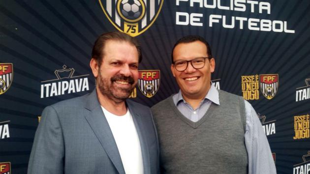 Reinaldo Carneiro Bastos, presidente da FPF, recepcionando Luciano Luiz, diretor da ACEISP, na sede da Federação. - Divulgação