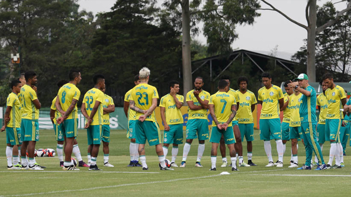Eduardo Baptista conversou bastante com jogadores do Palmeiras
