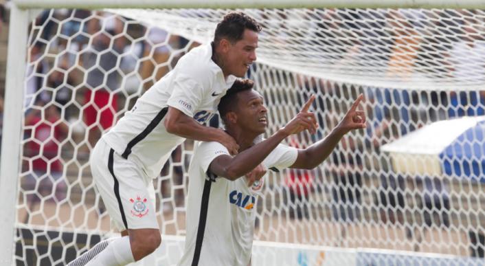 Jô comemora o gol marcado num pênalti no começo do segundo tempo. Muito pouco. Foto: Agência Corinthians