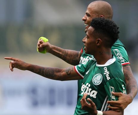 Tchê Tchê comemora o gol ao lado de Felipe Melo