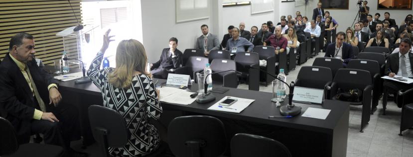 Juristas renomados foram convidados pela Federação Paulista para orientar representantes dos clubes. Foto: Rodrigo Corsi
