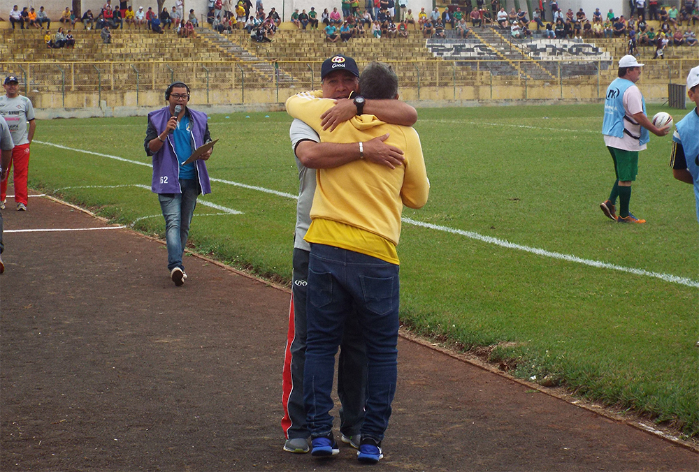 Em 2016, Seixas e Baroni (ao centro se abraçando) se encontraram em duelo pelas quarta de final.O XV de Jaú levou a melhor (Foto: Tiago Pavini/Assessoria de Comunicação XV de Jaú)