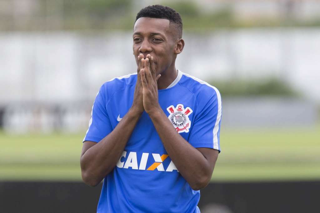 Moisés seria titular do Corinthians na partida desta quarta-feira contra a Caldense