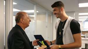 Suplente na Olimpíada, zagueiro Gustavo Henrique recebe sua medalha de ouro