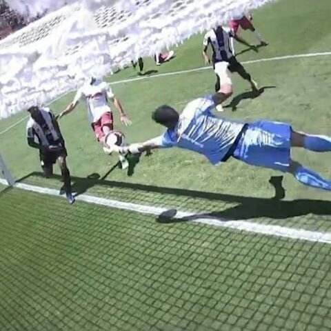 Saulo defendeu em cima da linha e depois caiu em cima da bola,