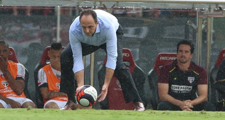 Rogério Ceni é o dono da bola no Morumbi. Ninguém fala contra ele no clube.