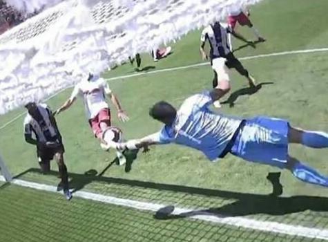 Nem as imagens da televisão puderam definir se a bola entrou ou não contra o Red Bull Brasil