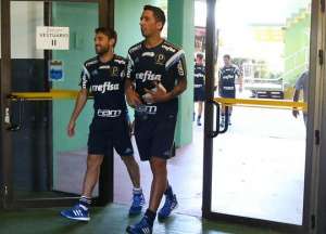 Sem espaço e reclamando de banco, Lucas Barrios é liberado pelo Palmeiras