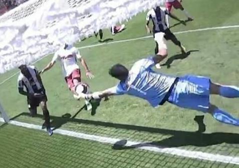 Nem as câmeras captaram o terceiro gol do Santos