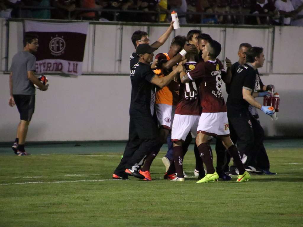 Jogadores da Ferroviária comemoram o gol de empate marcado por Juninho ainda no primeiro tempo