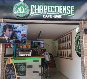 Após tragédia aérea em novembro, casal homenageia Chapecoense com bar em Medellín