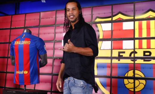 Ronaldinho Gaúcho representou Barcelona na despedida de Oscar Schimit