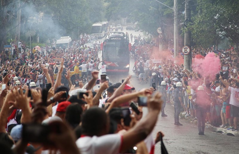 O São Paulo contou com o apoio da torcida no Morumbi, na estreia de Lucas Pratto