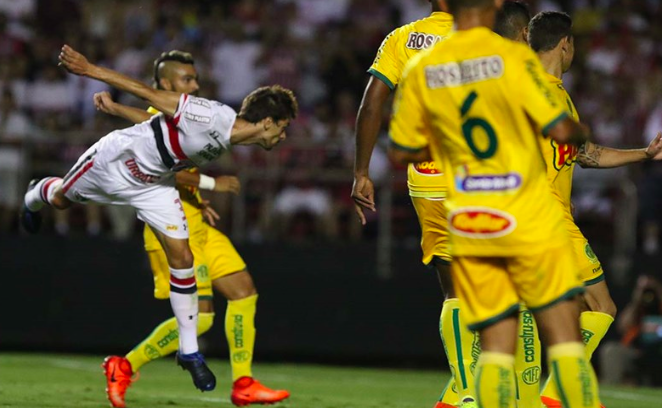 Rodrigo Caio desviou de cabeça e marcou o segundo gol do são Paulo, que depois empatou por 2 a 2