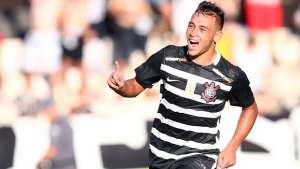 Sob os olhares da torcida do Corinthians, Carille surpreende e escala Maycon